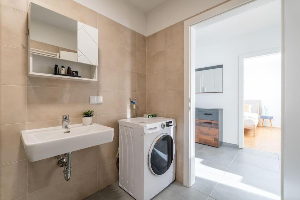 Hm • Sleek 1Br Home With Balcony Viena Exterior foto