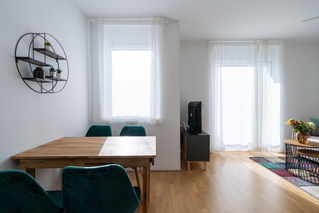 Hm • Sleek 1Br Home With Balcony Viena Exterior foto