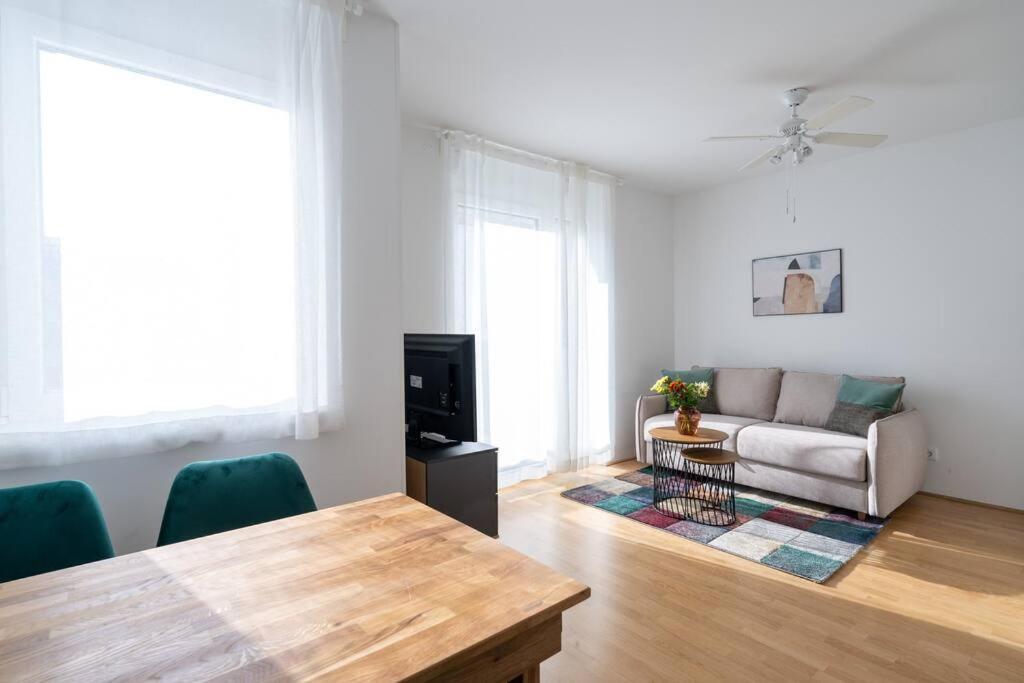 Hm • Sleek 1Br Home With Balcony Viena Exterior foto