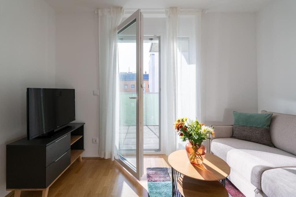 Hm • Sleek 1Br Home With Balcony Viena Exterior foto