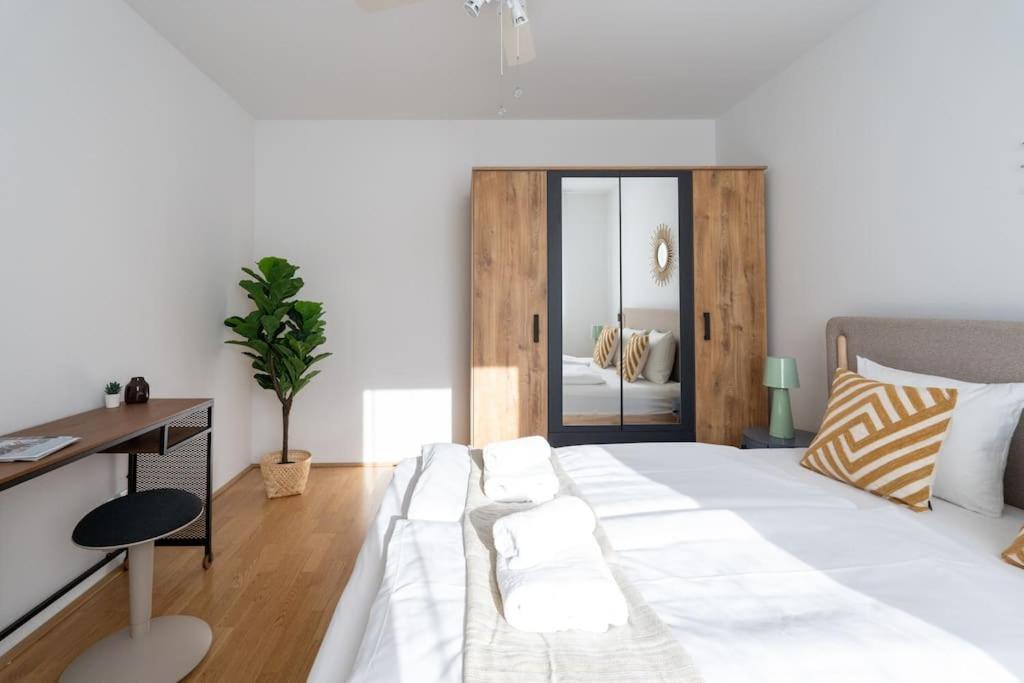 Hm • Sleek 1Br Home With Balcony Viena Exterior foto