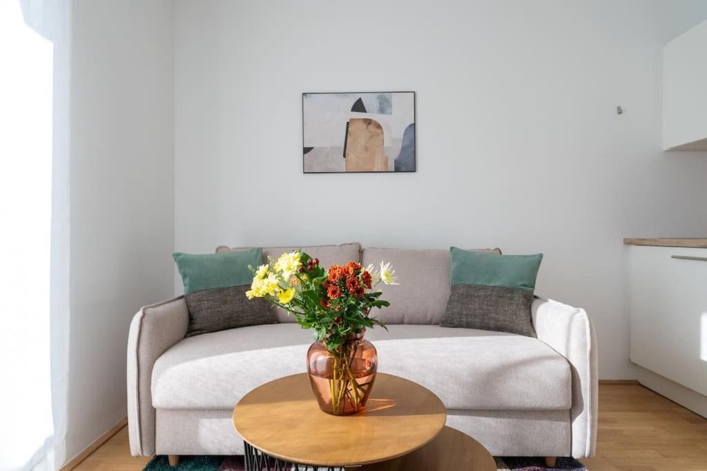 Hm • Sleek 1Br Home With Balcony Viena Exterior foto