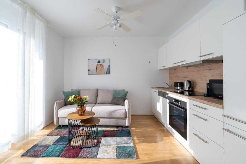Hm • Sleek 1Br Home With Balcony Viena Exterior foto