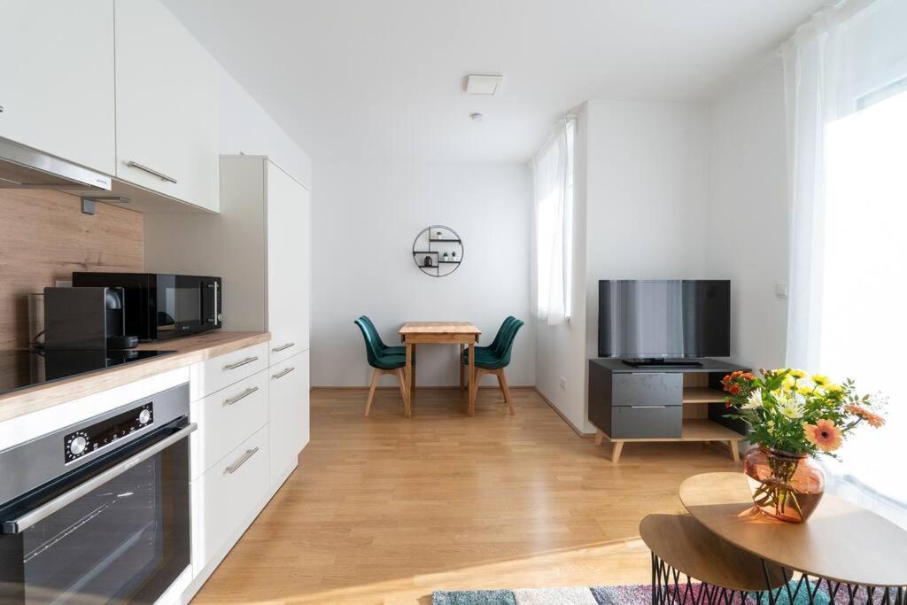 Hm • Sleek 1Br Home With Balcony Viena Exterior foto